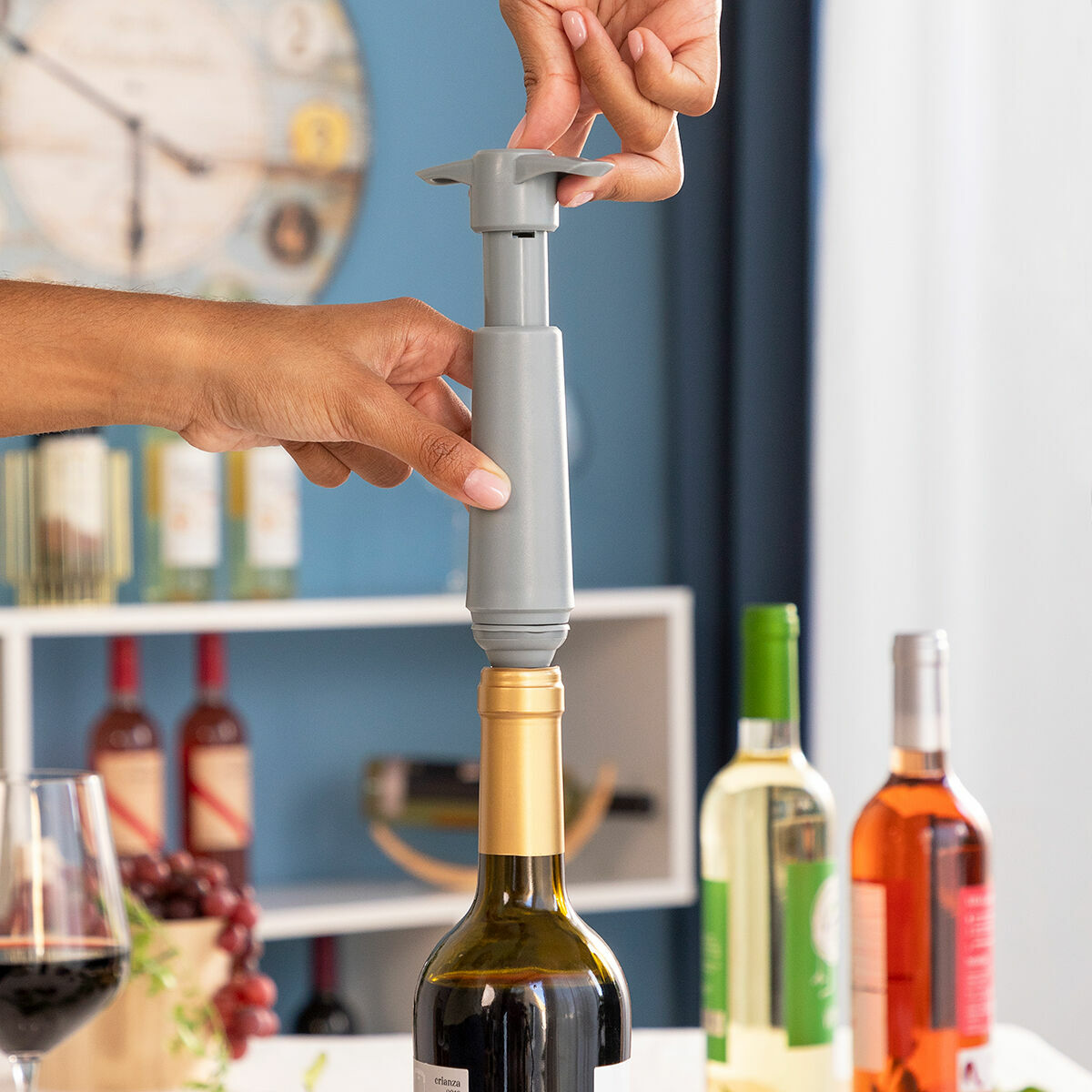 Bomba de Vácuo e Tampas para Vinho Winuum InnovaGoods (4 tampões) - EcoNest